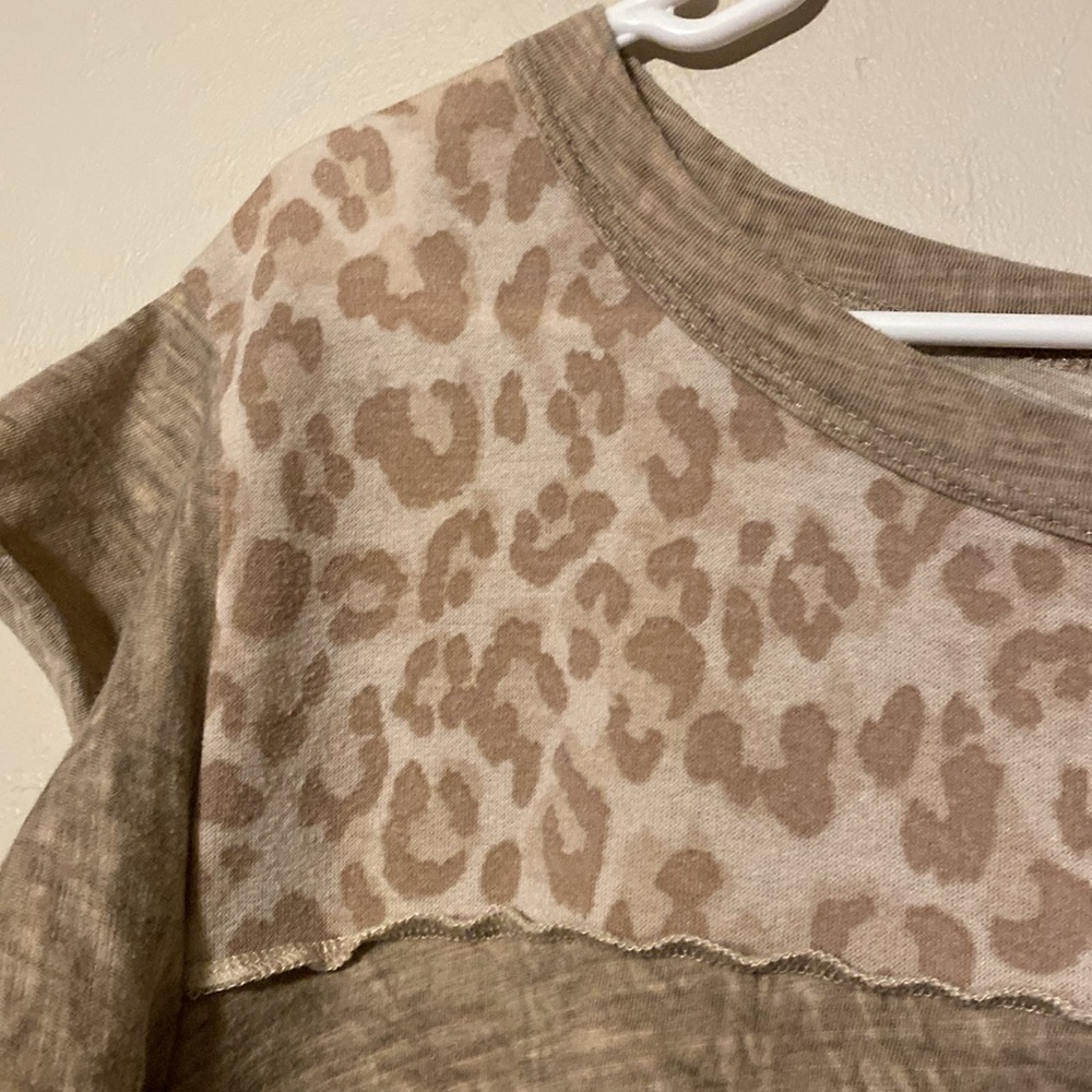 🍂🍁Leopard Print Beige Women's Top - Picture 3 of 4